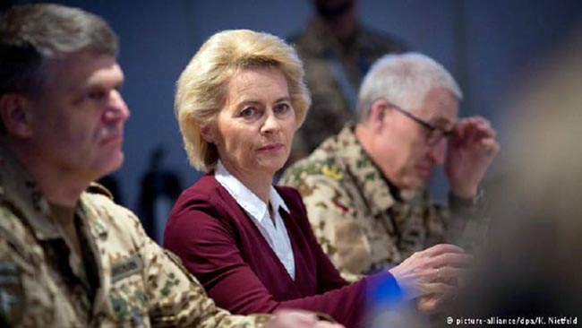 وزیر دفاع آلمان: در افغانستان می‌مانیم